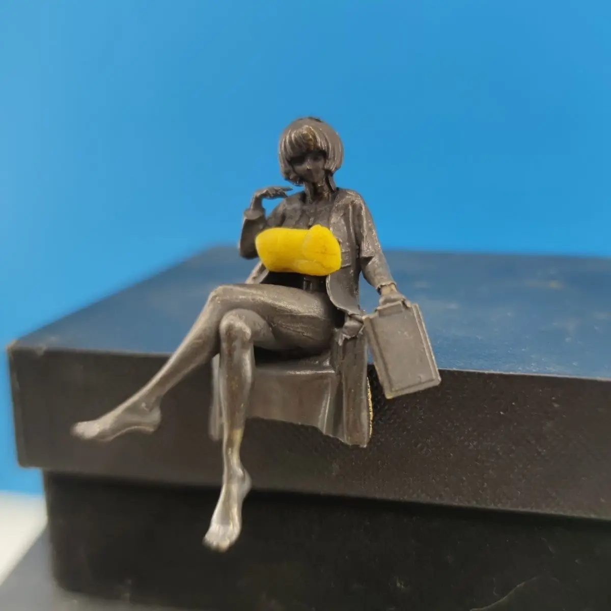 Escultura de médico feminino d - Medical Lab Officer avaliação e preço